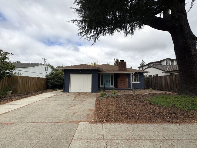 Primary Photo - Charming 3-Bedroom Home on Embarcadero Roa...