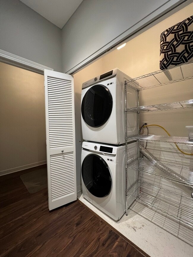 Building Photo - 1201 S Prairie Ave