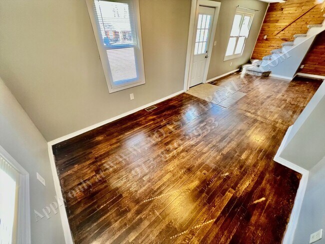 Building Photo - ADORABLE and CLEAN home in KCK-Available N...