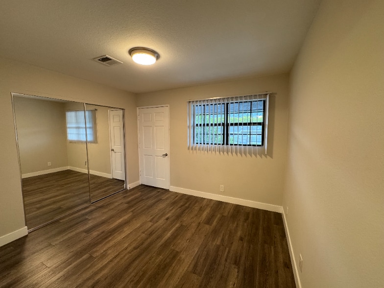 Building Photo - 514 E Valencia Ave