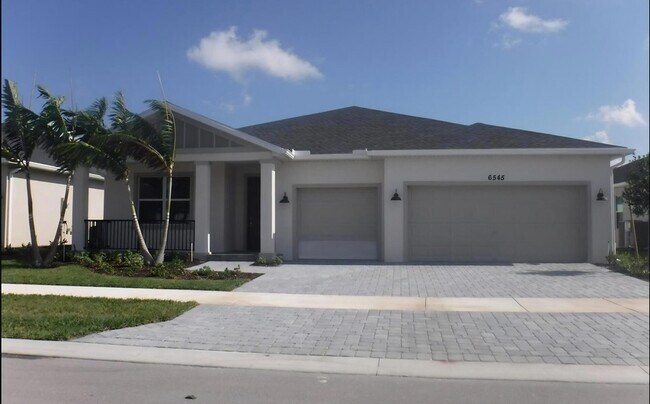 Building Photo - 6545 Cloverdale Ave