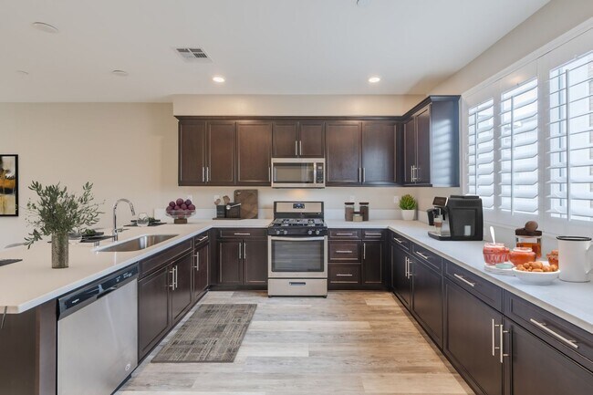 Building Photo - Beautiful Gardena Condominium in Gated Com...