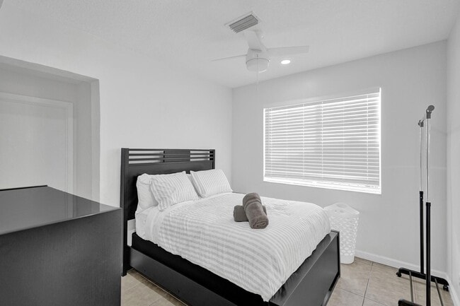 Building Photo - 1633 SE 5th Ct