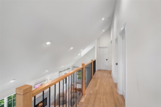 Building Photo - 4 Carriage Ln