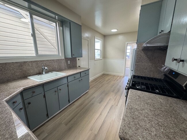 Building Photo - Charming Parkside Upper Flat w/ Garage Parking