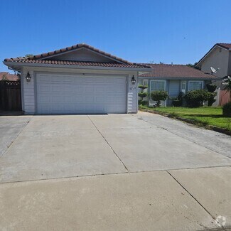 Building Photo - Spacious Open Floor Plan Close to Schools ...