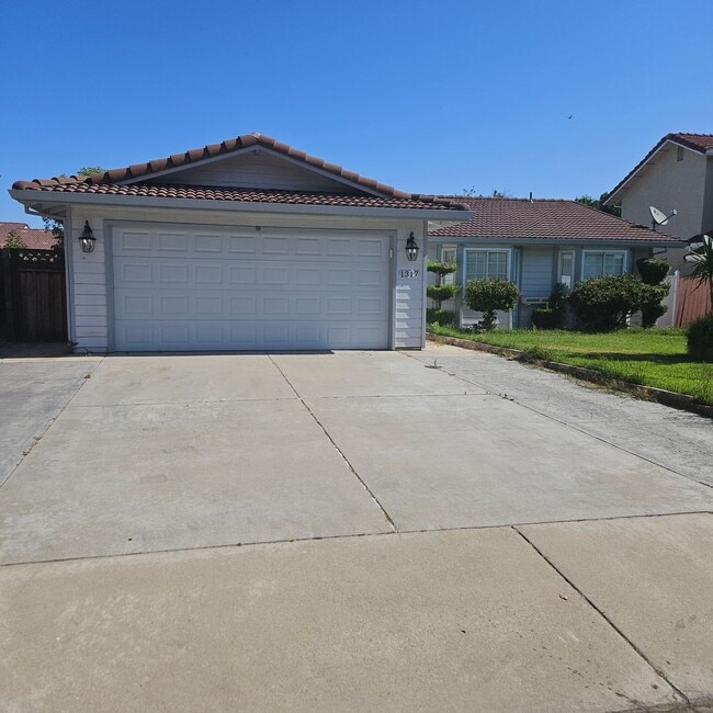 Primary Photo - Spacious Open Floor Plan Close to Schools ...