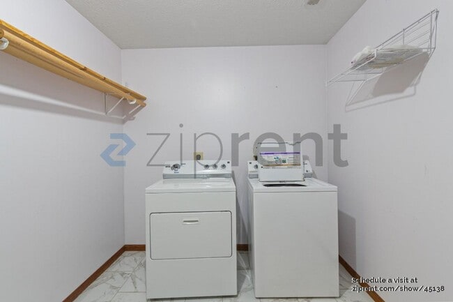Building Photo - 724 W Belmont Ave