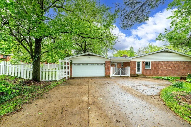 Building Photo - 3-Bedroom Home in Lindbergh School Distric...