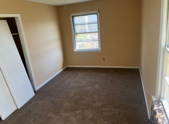 Building Photo - Brick Home in Quiet Cul-de-sac