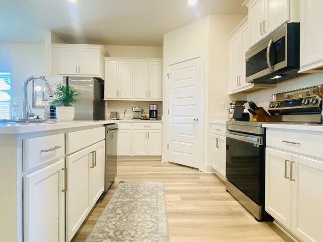 Building Photo - Spacious 4BR/2BA Home with Flexible Living Areas in Saddle Ridge