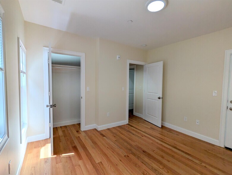 Building Photo - 2 Sacramento St