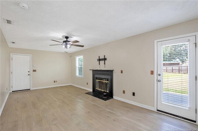 Building Photo - 1931 Daphne Cir