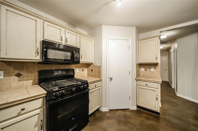 Building Photo - 2211 Lilac Cir