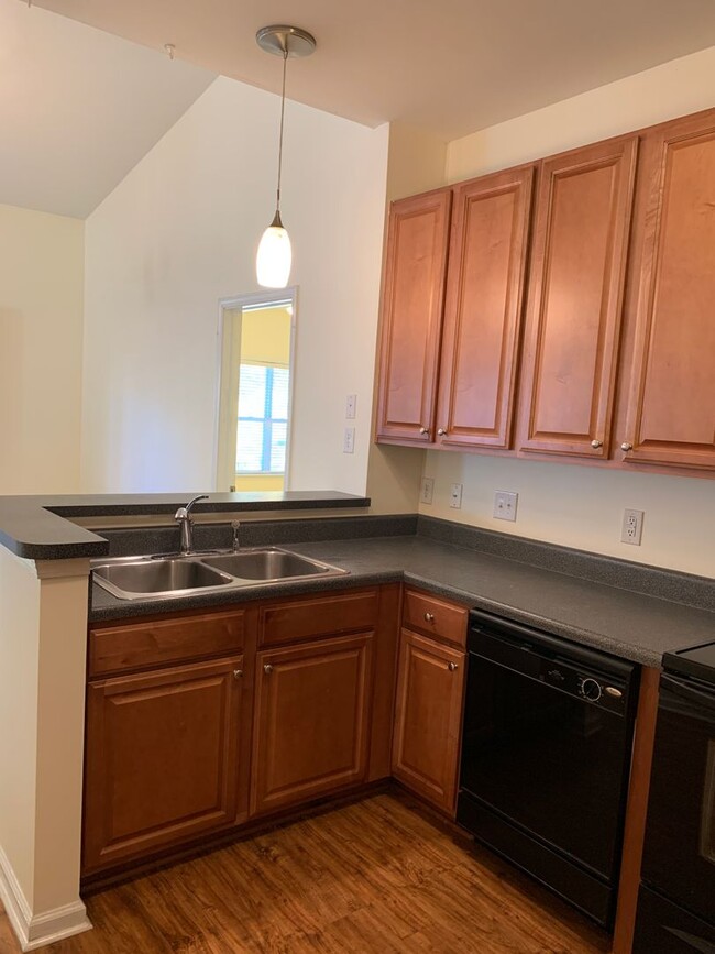 Building Photo - 2 Bedroom 2 Bath Condo on Botsford Court A...