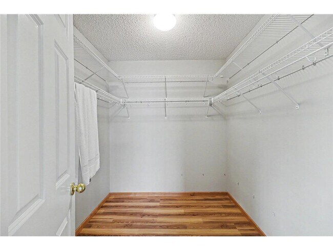 Building Photo - 130 River Woods Dr W