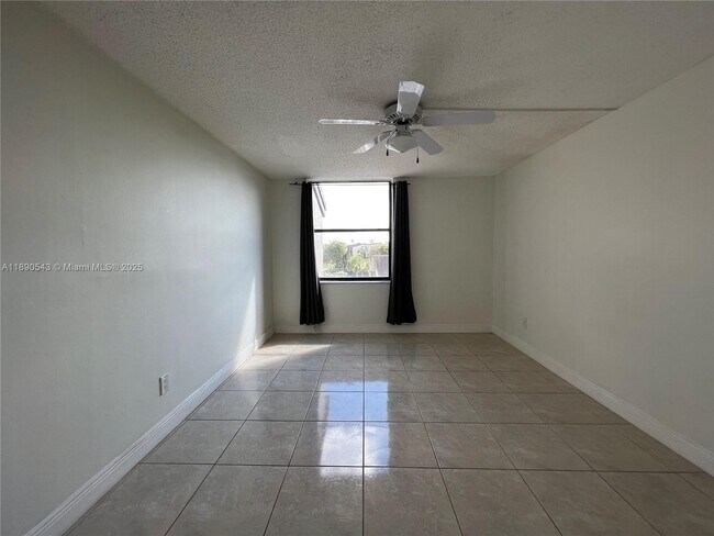 Building Photo - 14415 N Kendall Dr