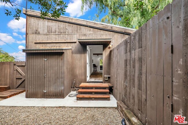 Building Photo - 2039 Tuna Canyon Rd