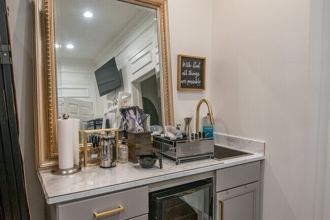 Building Photo - Luxury Living w/ Pool In Brentwood!