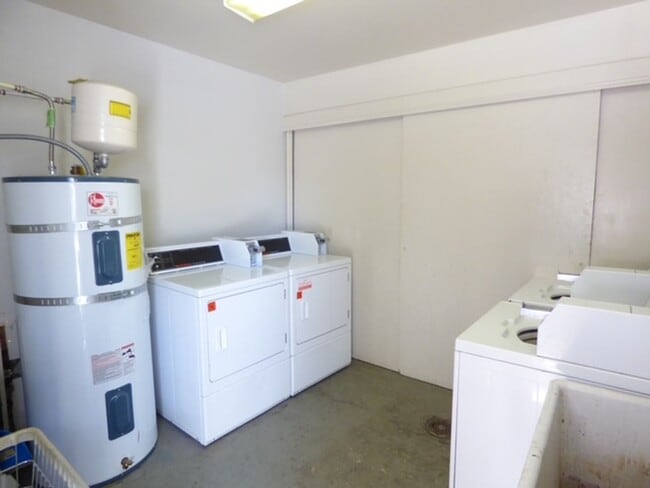 Building Photo - Downtown Living | 1 Bed • 1 Bath Ground-Level Condo | Available August 1!