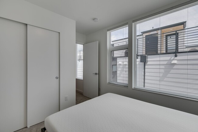 Building Photo - Modern & Bright Seattle 4 Bed Townhome!