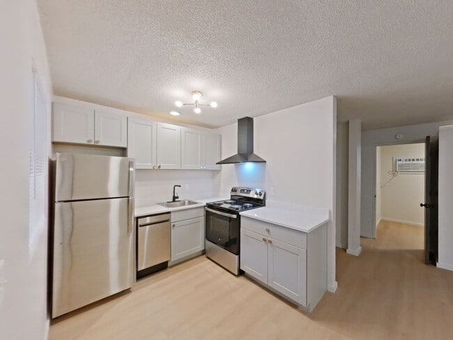 Building Photo - University Manor - Newly Renovated Units just a short walk from Campus!