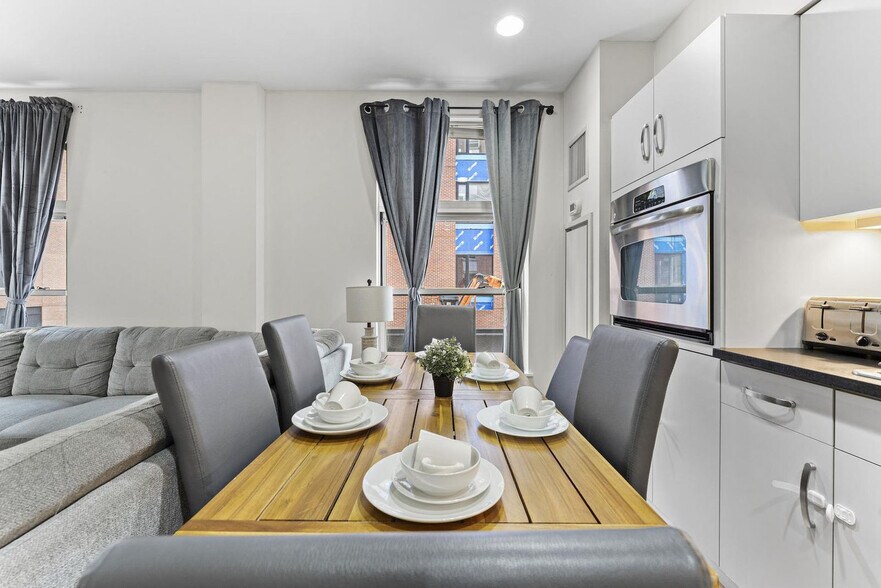 Building Photo - 601 Albany St