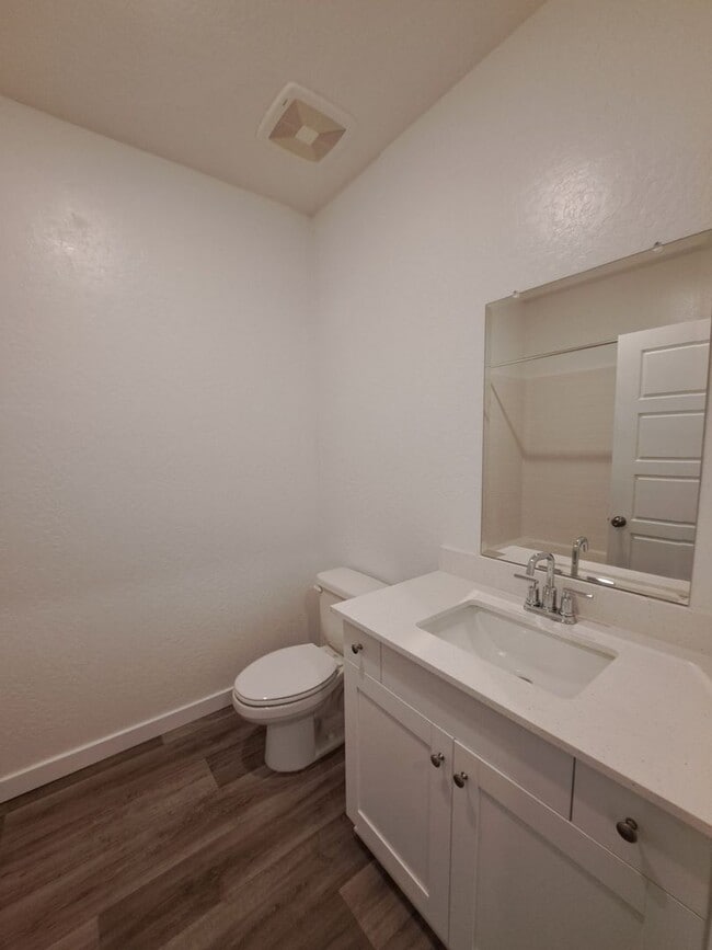 Building Photo - Stunning 3-Bedroom Single-Level Home in Fresno with Solar!