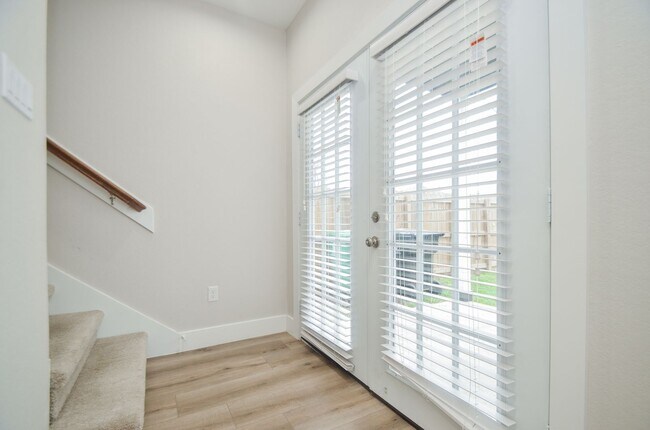 Building Photo - Fashionable Home Not Far From Downtown & M...