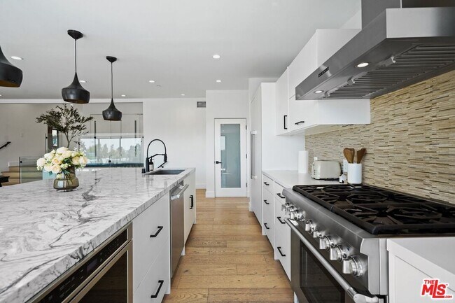 Building Photo - 1812 Navy St