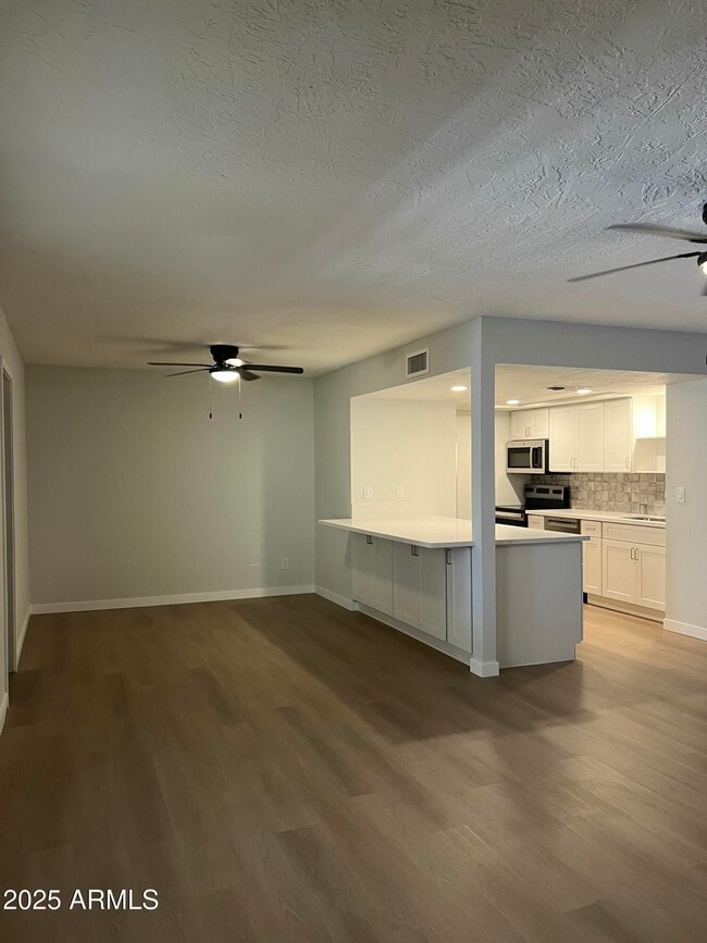 Building Photo - 540 E Royal Palms Dr