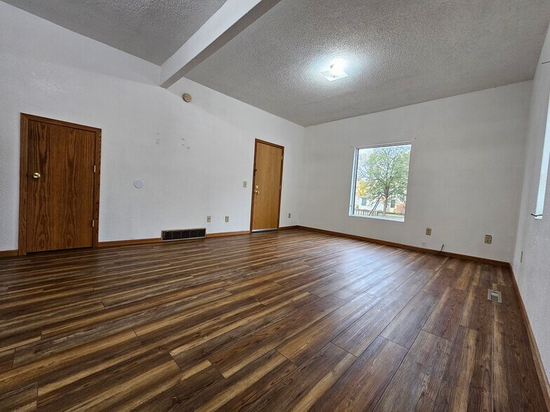 Building Photo - 819 4th Ave W