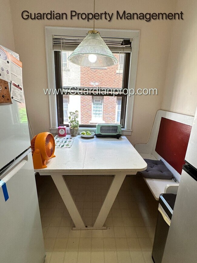 Building Photo - 1 Bedroom Lakes Uptown Corner Unit Apartment, Blocks from Both Lakes, Hardwood Floors, One Month ...