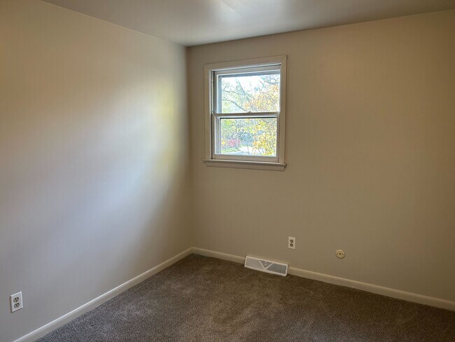 Building Photo - 100 Brittany Dr