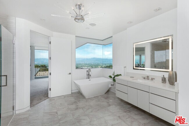 Building Photo - 3642 Beverly Ridge Dr