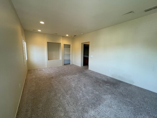 Building Photo - Large Two Story Home with Bonus Room, Cove...