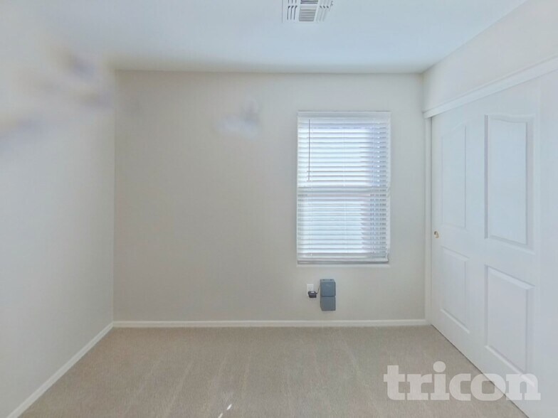 Building Photo - 43738 Elm Dr