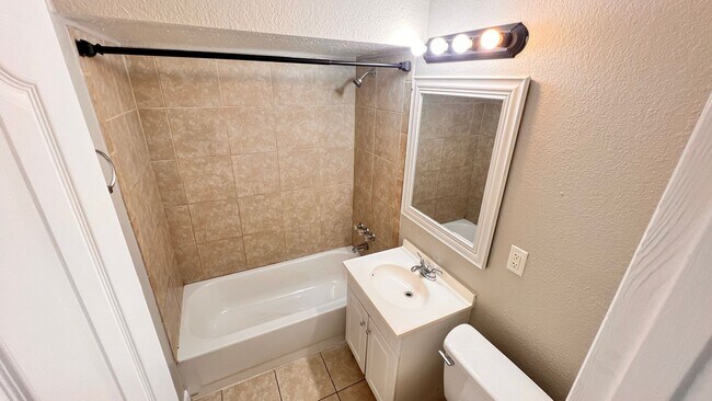 Building Photo - $300 off of a month of rent! Charming 3-Bedroom Home in Deltona! – Pets Welcome (Up to 30 lbs) – ...