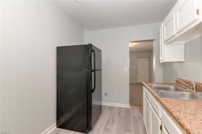 Building Photo - 1443 W 40th St