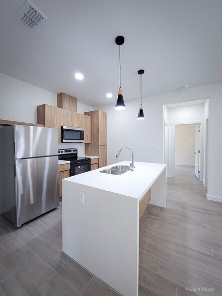 Building Photo - 1404 W Platinum Dr