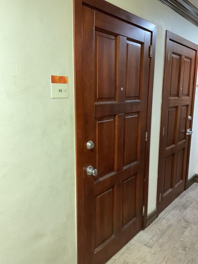 Building Photo - Great Location! Spacious 2/2! Call for Spe...