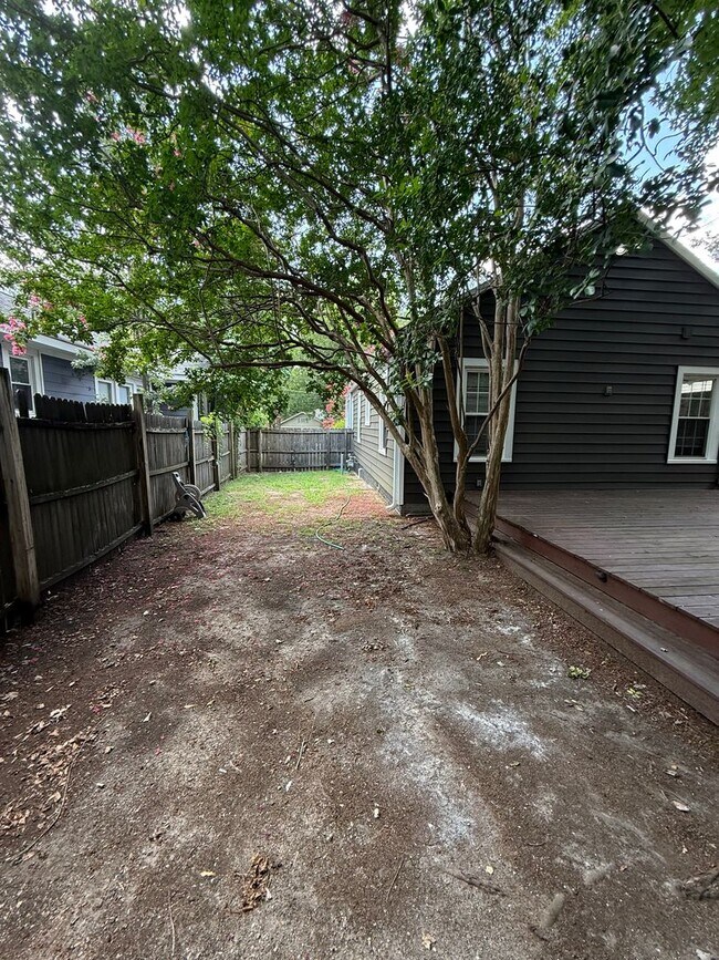 Building Photo - Bungalow in Charlotte with 2 bedrooms, 2 baths