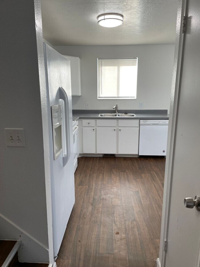 Building Photo - 3-Bedroom 1.5 Bath Twin-Home