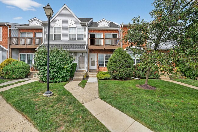 Building Photo - Beautiful 2 Bedroom, 1 Bathroom Condo In W...