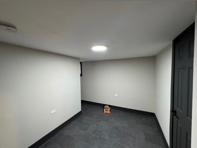 Building Photo - 14527 Irving Ave