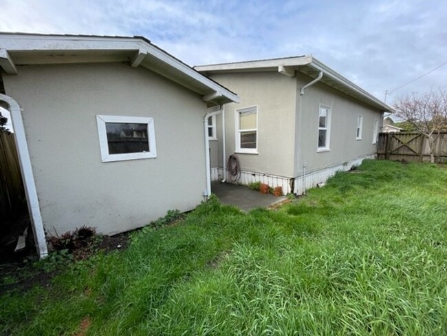 Building Photo - Charming Bungalow in Henderson Center!