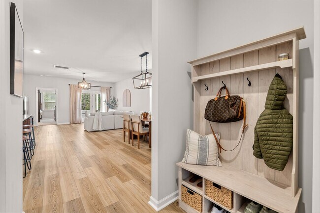 Building Photo - Modern Moncks Corner Home!