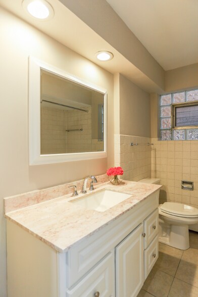 Building Photo - 8614 W Berwyn Ave