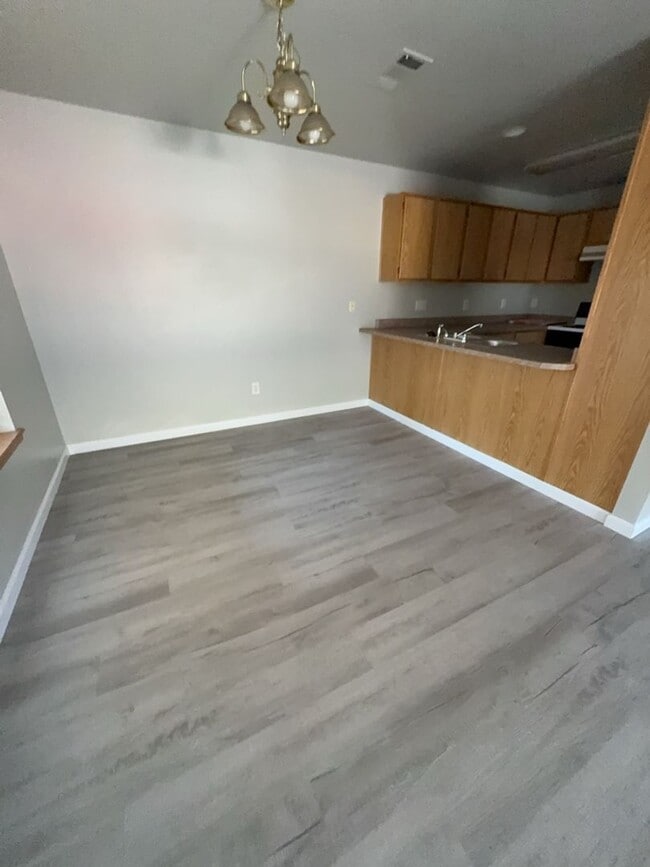 Building Photo - Cute 2 bedroom 1 bath Apartment