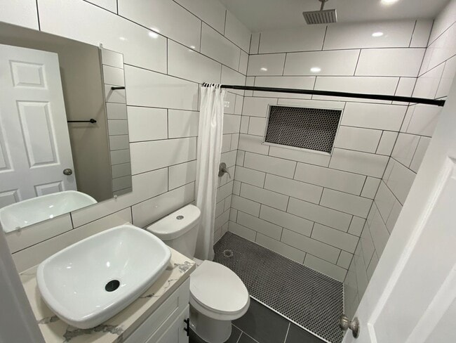 Building Photo - 3BD/1BA with beautiful yard!